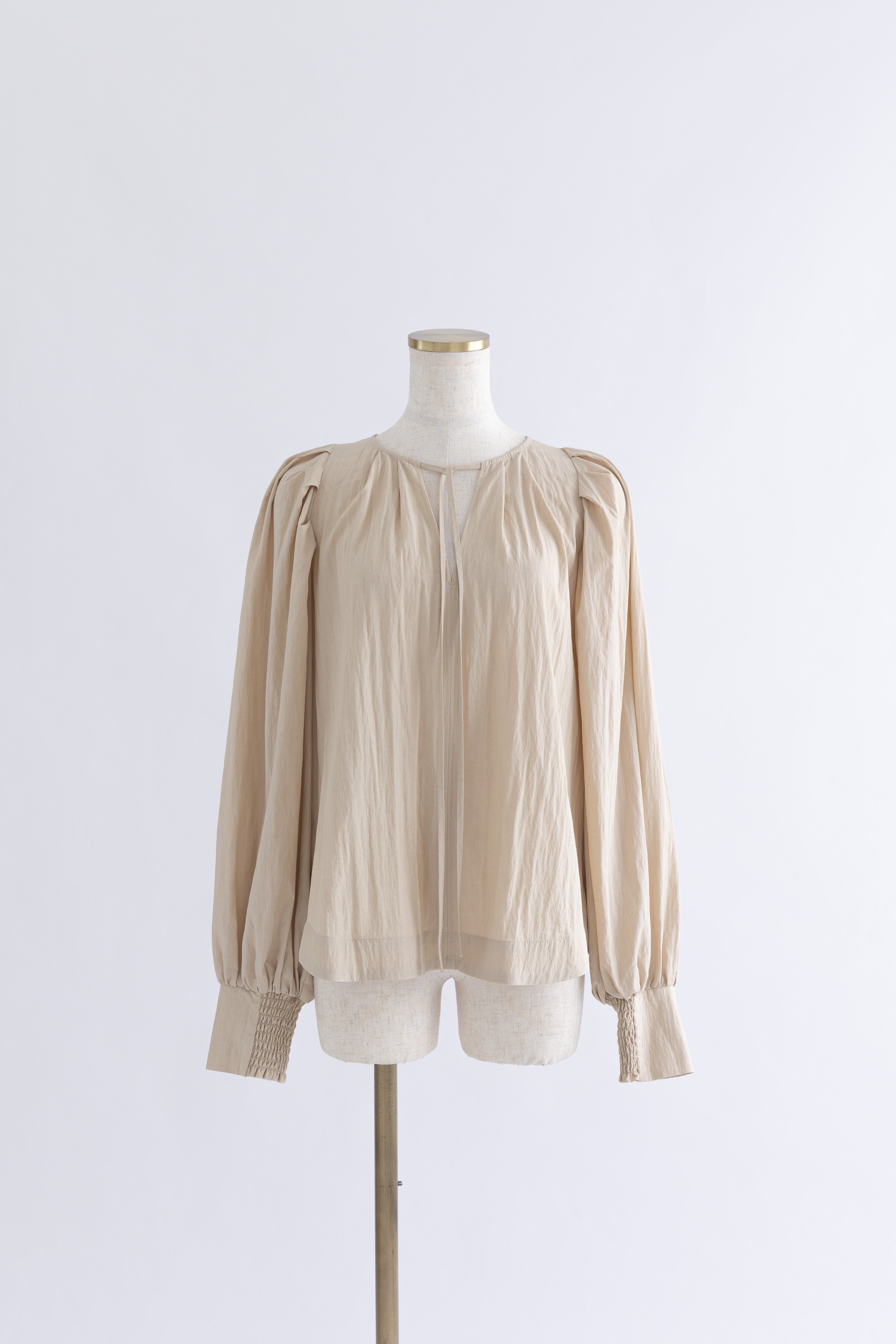 着用カラー:ベージュ