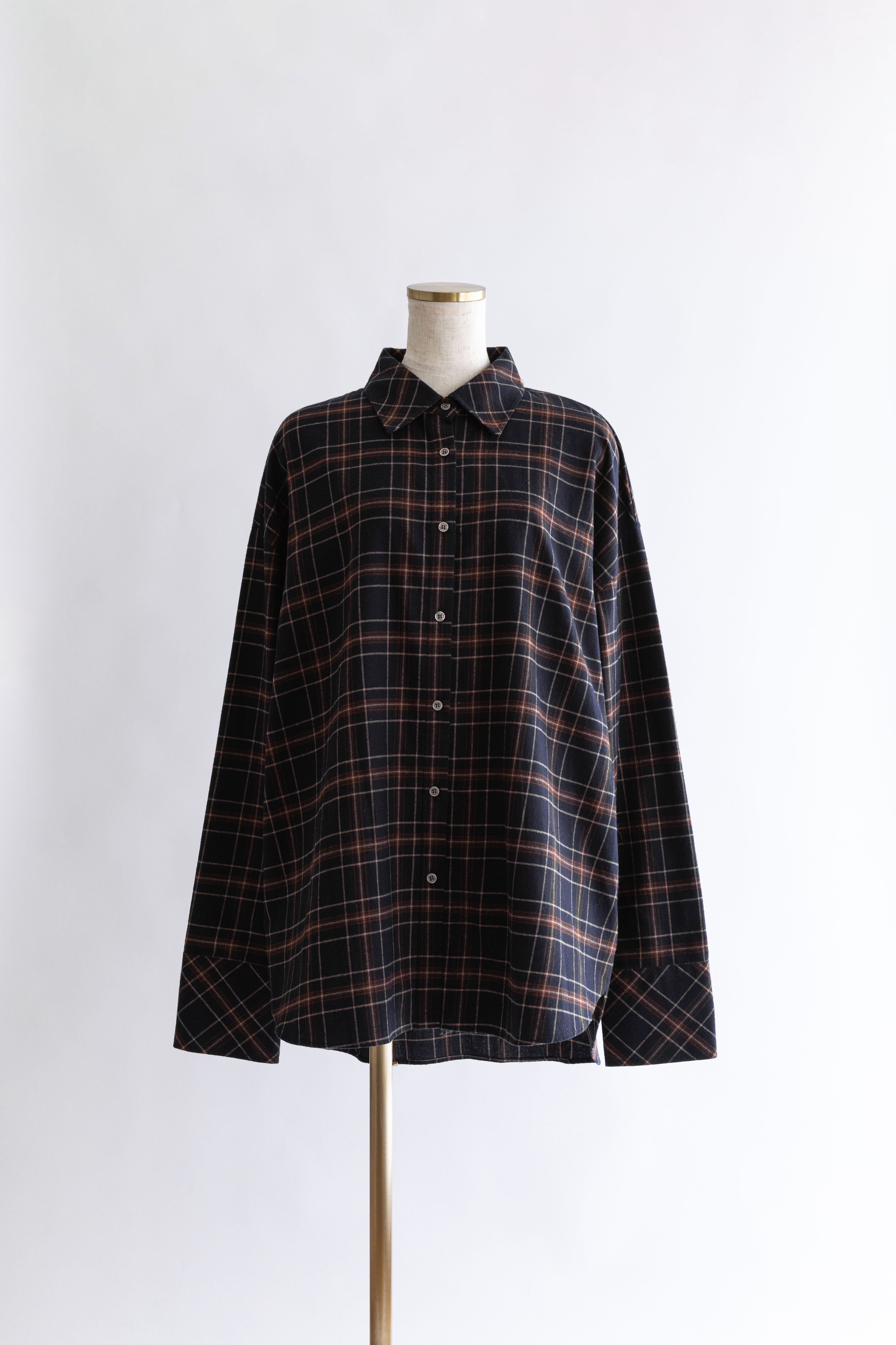 着用カラー:ネイビー