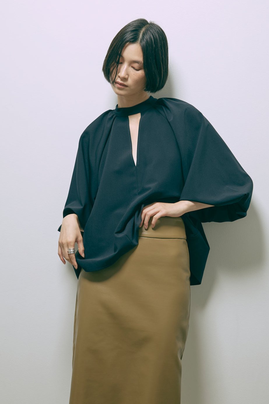 Flared Balloon Sleeve Blouse ネイビー model:170cm ANDO