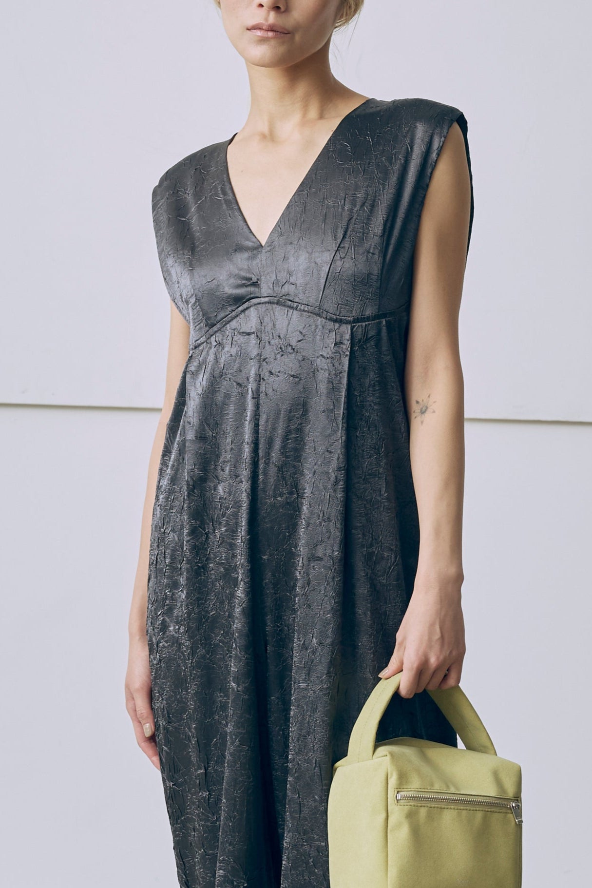 着用カラー:チャコール 着用サイズ:1 モデル身長:171㎝