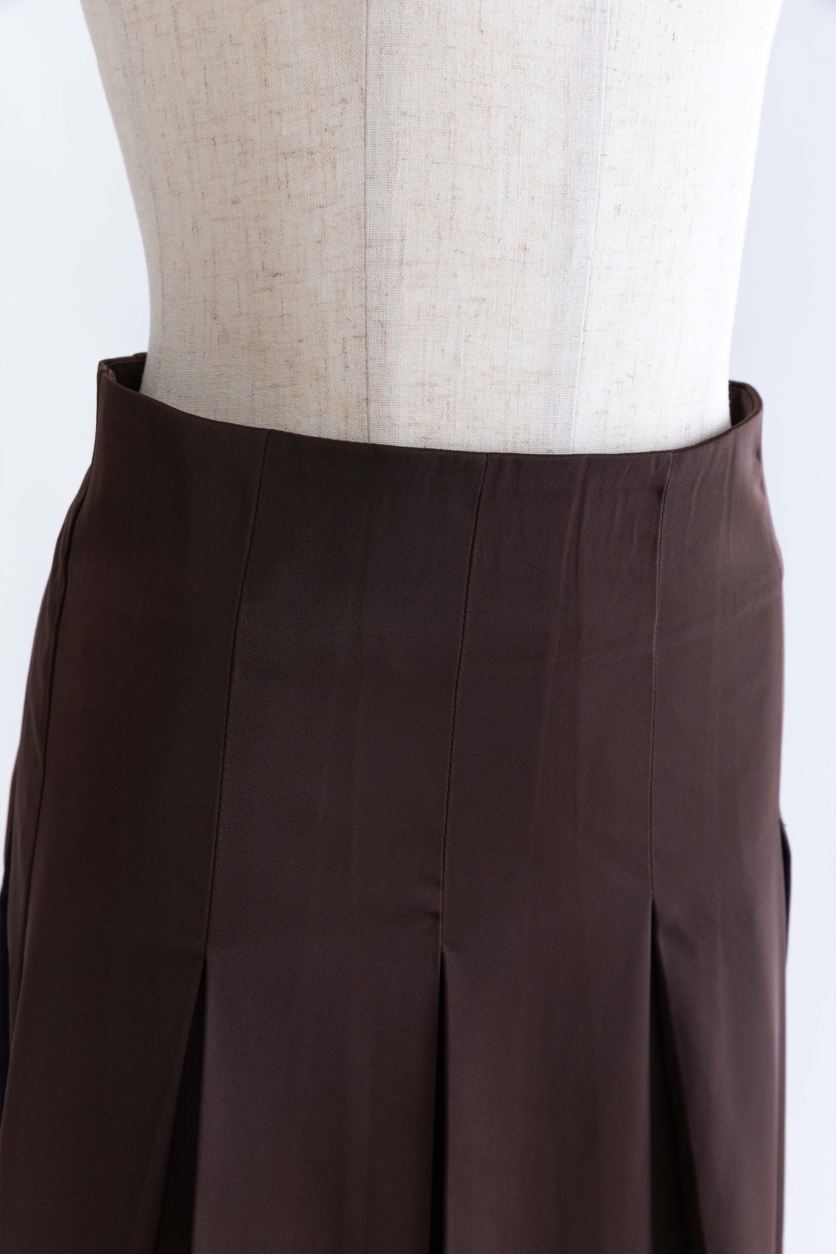 Satin Tuck Pleated Skirt ブラウン