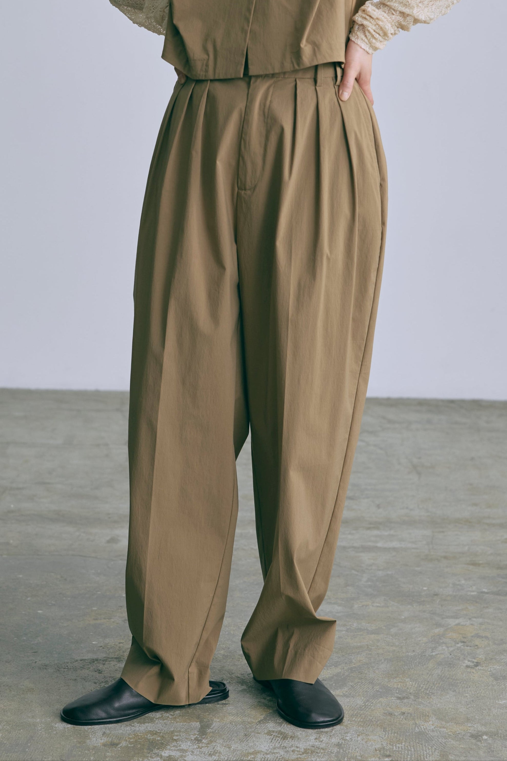 Set Up】3Tuck Wide Tapered Trousers – EN NEUME
