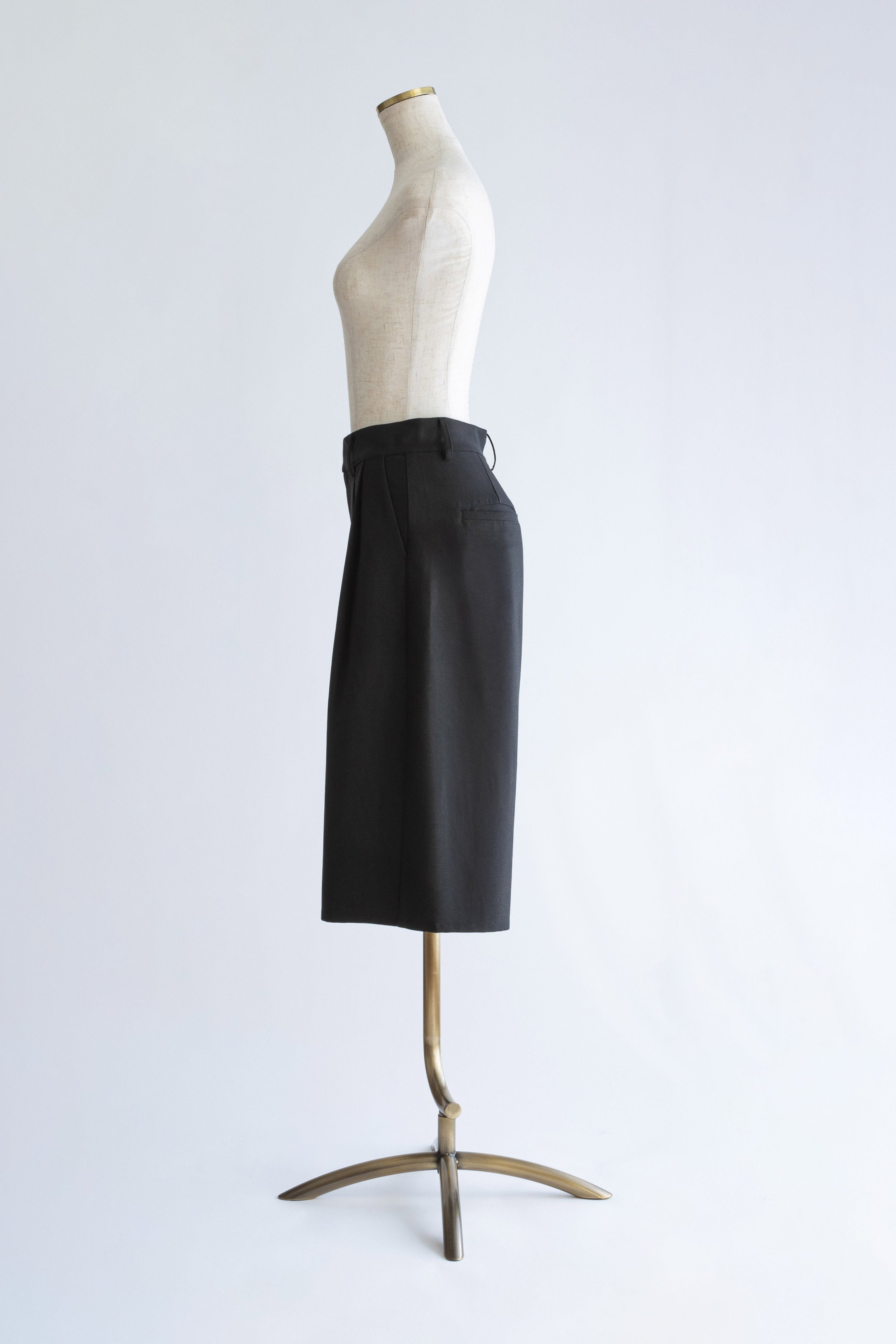 Big Silhouette Half Pants – EN NEUME