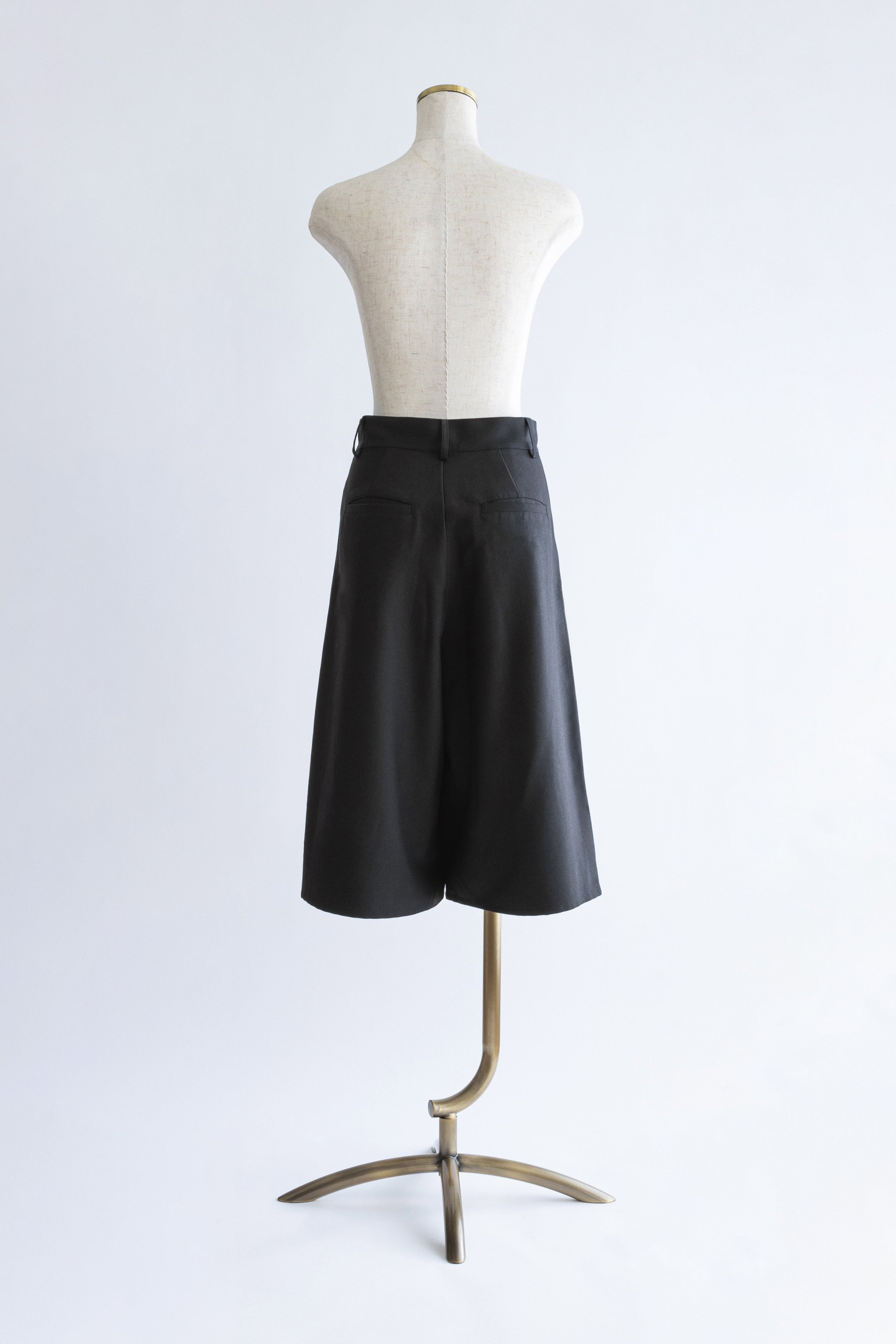 Big Silhouette Half Pants – EN NEUME