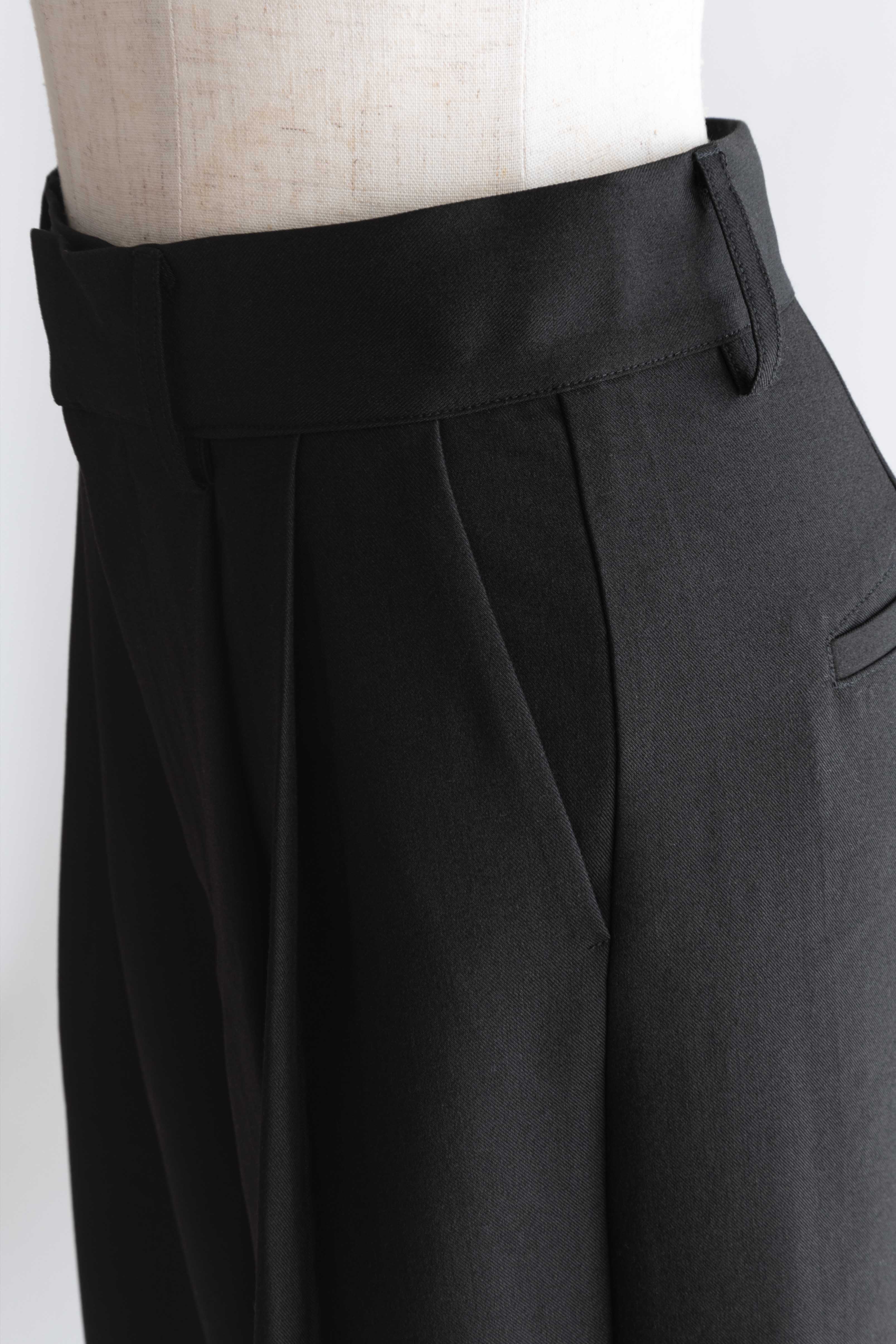 Big Silhouette Half Pants – EN NEUME