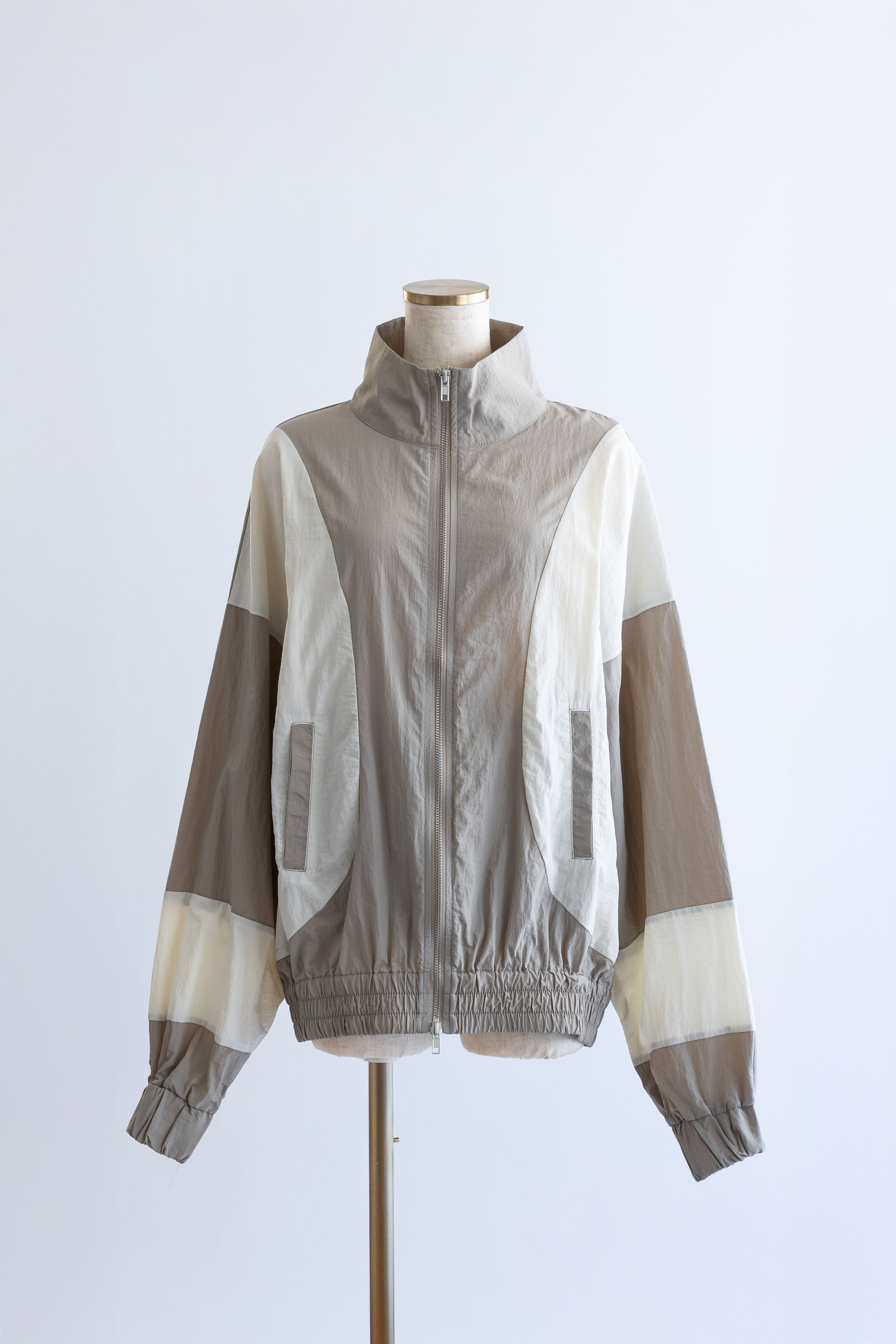 着用カラー:グレージュ