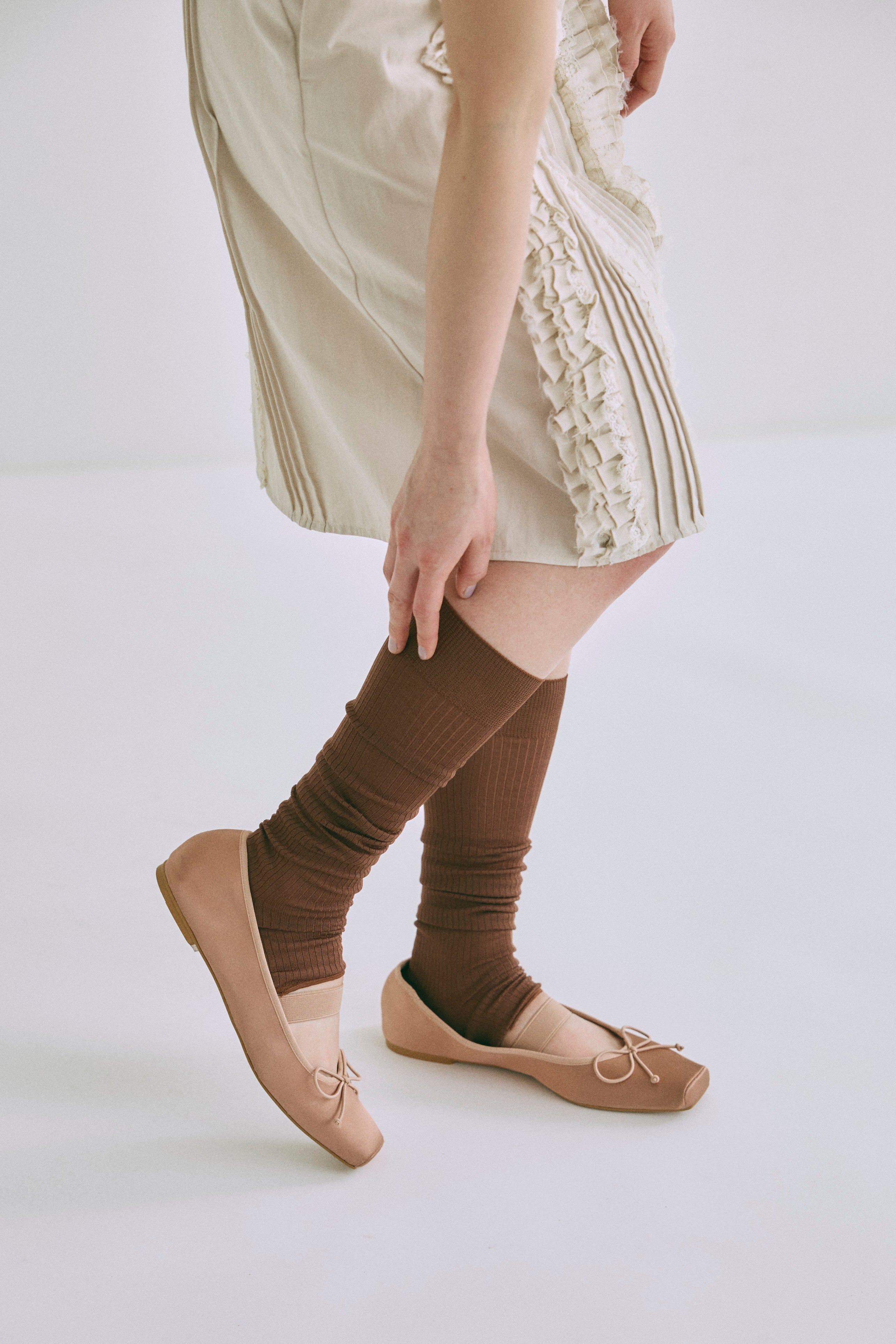 EN NEUME×靴下屋】Sheer Bright Stirrup High Socks