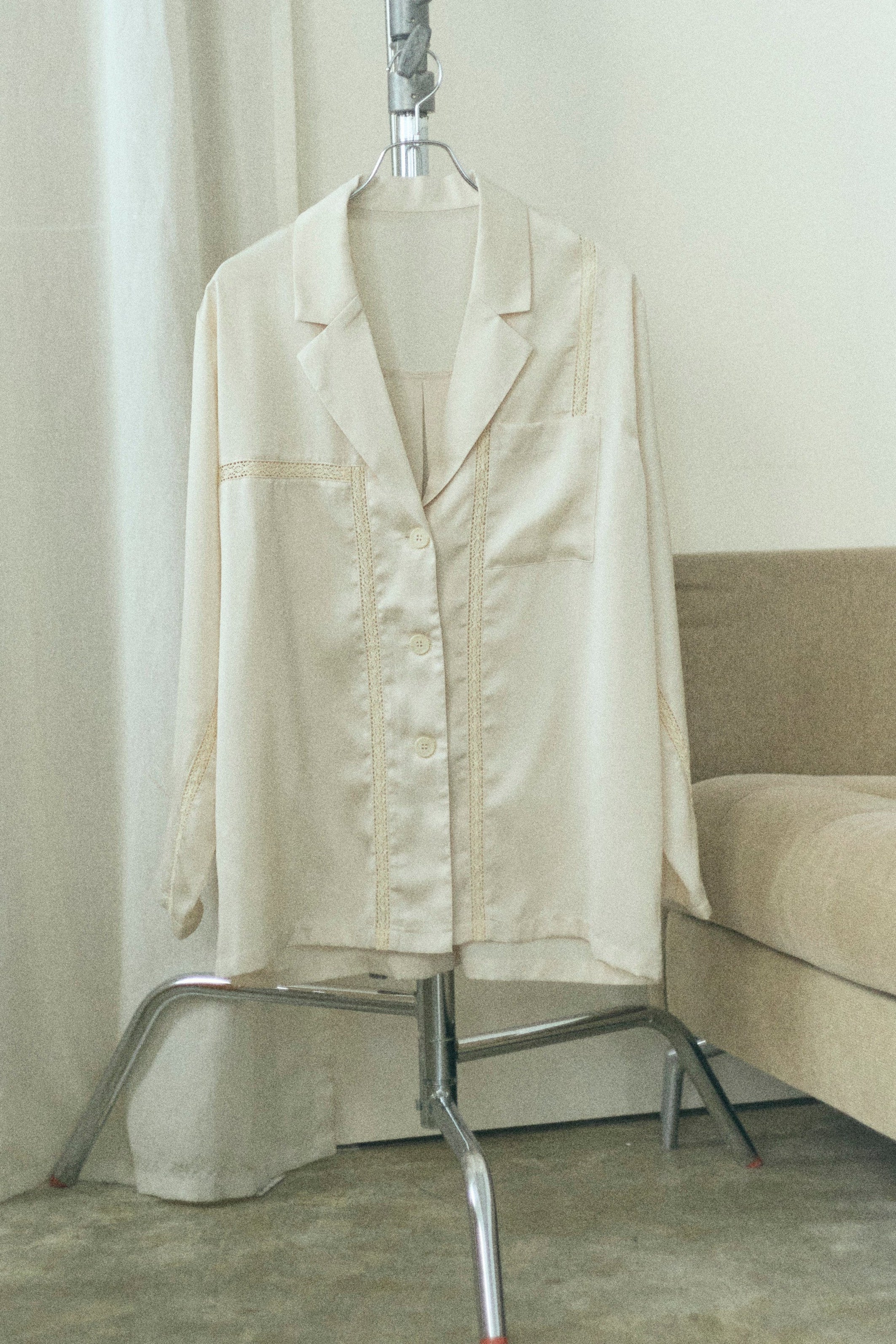 Lace-Trim Satin Shirt Jacket アイボリー