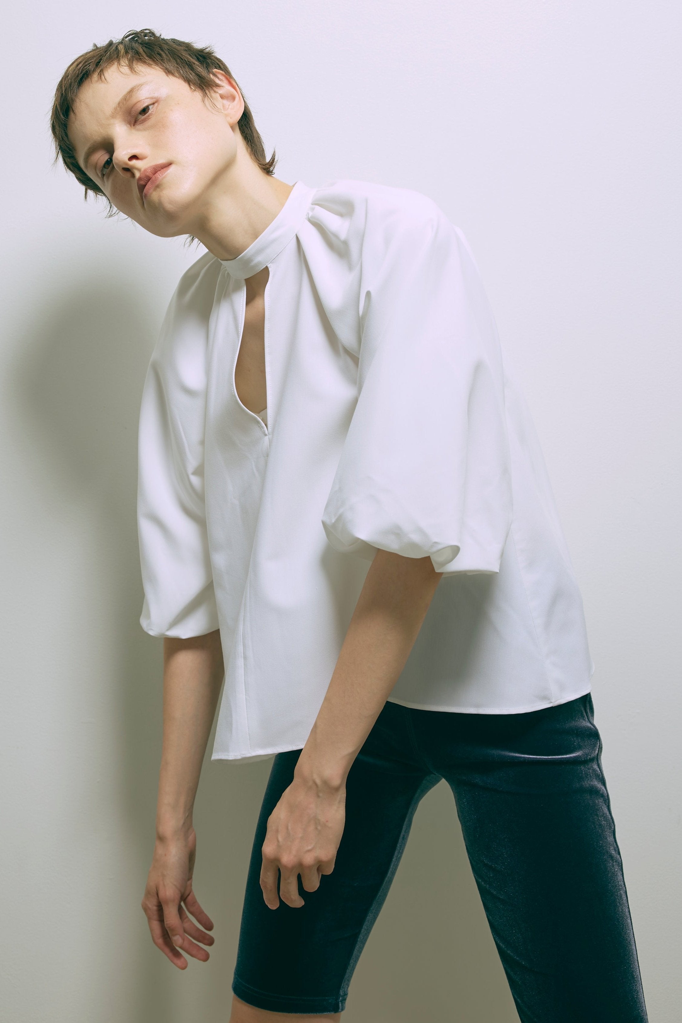 Flared Balloon Sleeve Blouse オフホワイト model:178cm NADIA