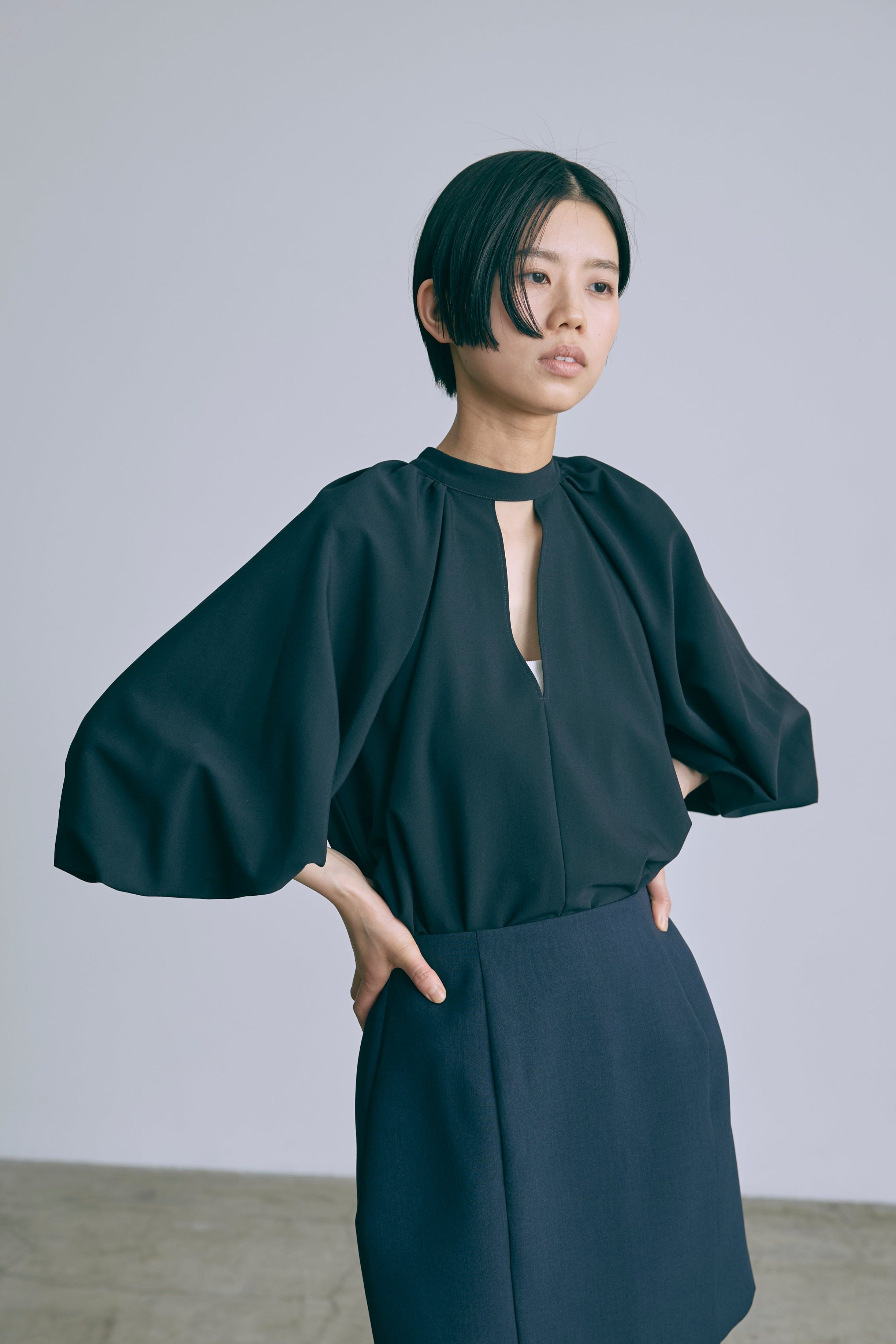 Flared Balloon Sleeve Blouse ネイビー model:170cm chii